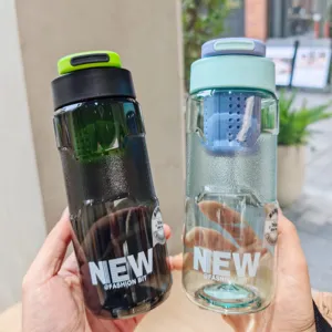 Detailopname van draagbare kunststof sportwaterflessen in twee kleuren met Tritan.