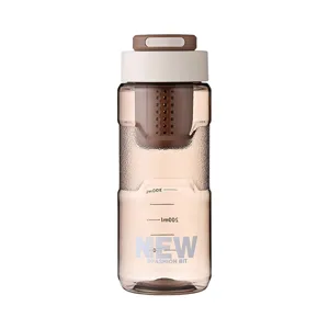 Minimalistische Tritan sportwaterfles met thee-infuser, draagbare plastic beker voor dagelijks gebruik.