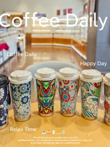 Primer plano de tazas de café estilo bohemio con patrones detallados y asa portátil.