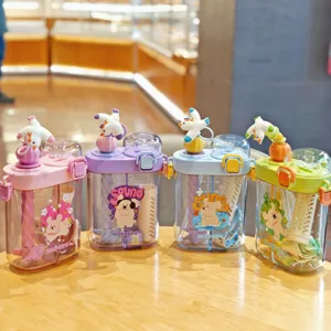 Niedliche Cartoon Doppelkammer Trinkflasche mit Strohhalm und Gurt für Schüler und Kinder.