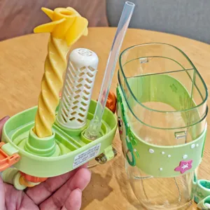 Kinder Cartoon Doppelkammer Trinkflasche mit Strohhalm und süßem Windmühlen Zubehör Schule