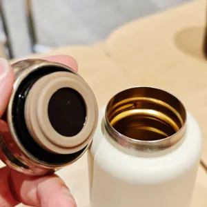 Vista detallada del tapón de la botella térmica de acero inoxidable con junta de silicona.