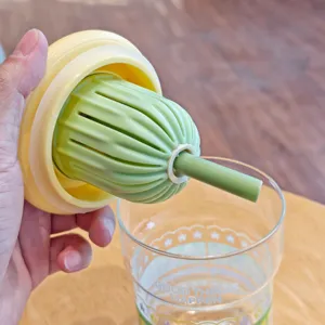 Detailansicht des Glaswasserbechers mit Teefilter und gelbem Deckel für den täglichen Gebrauch.