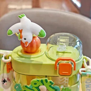 Kinder Cartoon Trinkflasche mit Strohhalm und VOGEL Deckel Detailansicht aus Kunststoff