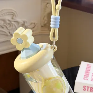 Detaillierte Nahaufnahme der süßen Blumen-Strohhalm-Wasserflasche mit frischer Zitroneninfusion.