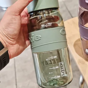Stilvolle 780ml Plastiktrinkflasche mit Strohhalm, Skala und Silikongriff für Outdoor-Sport.