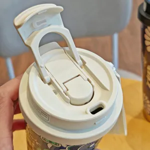 Primer plano detallado de la tapa de la taza de café portátil blanca con doble apertura y cierre.