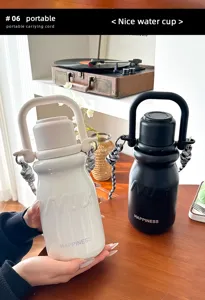 Tragbare minimalistische Milchflasche Thermosbecher mit Tragegurt für den täglichen Gebrauch.