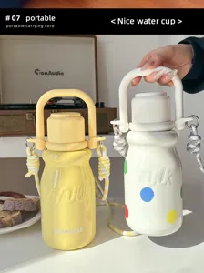 Tragbare Thermosflasche im Milchflaschen-Design mit Griff und Gurt für den täglichen Gebrauch.