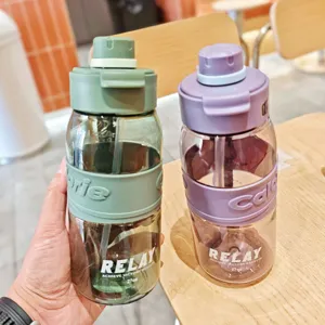 Plastik Sport Trinkflasche mit Strohhalm und Silikon Griff 27oz Fassungsvermögen.