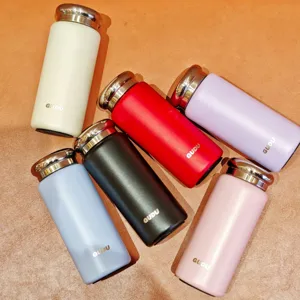 Primer plano detallado de mini tazas térmicas coloridas con tapas metálicas plateadas.