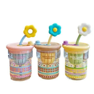 Schöne Glas-Wasserbecher mit Blumen-Strohhalm und Tee-Ei, hitzebeständige Tasse fürs Büro.