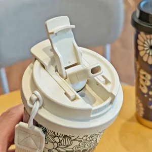 Vista detallada del mecanismo de la tapa de la taza de café aislada portátil con paja.