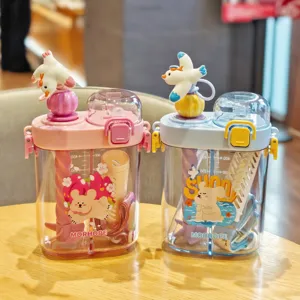 Niedliche Cartoon-Doppelkammer-Trinkflasche aus Kunststoff mit Strohhalm und Riemen für Kinder.