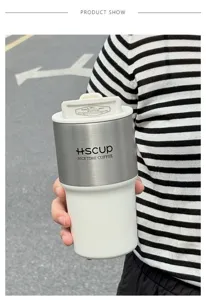 Vue détaillée de la tasse à café de voyage isolée en acier inoxydable portable.