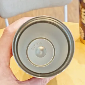 Detalle interior del vaso de acero, forro de metal 316 para uso diario y bebidas.