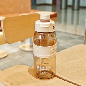 27oz Kunststoff Trinkflasche mit Strohhalm, tragbare Outdoor Sport Flasche mit Deckel und Silikon.