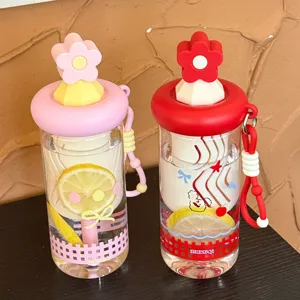 Niedliche Glaswasserflasche mit Strohhalm, schöner Blumendeckel und tragbarem Gurt für Alltag.