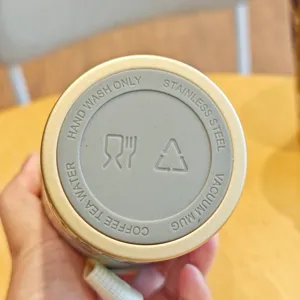 Detalle de la base de un vaso termico de acero inoxidable, solo lavado a mano recomendado.