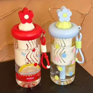 Niedliches Blumen-Glaswasserbecher mit Strohhalm und Silikonband, tragbares Design für den Alltag.