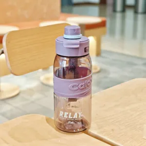 Detailansicht einer lila 27oz Farbverlauf Plastik Trinkflasche mit Strohhalm und Silikongriff.