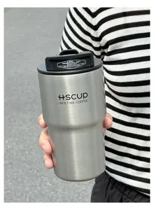 Détail de tasse à café de voyage en acier inoxydable, gobelet isotherme portable.