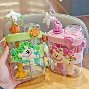 Bunte Kinder Trinkflasche mit Strohhalm, Doppelkammer und süßem Bären Motiv mit Tragegurt.