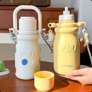 Tragbare milchflaschenförmige, isolierte Wasserflasche mit praktischem Strohhalm.