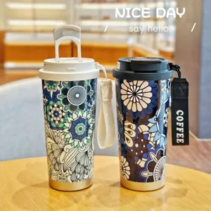 Taza de café térmica de acero inoxidable estilo bohemio con tapa y correa de mano.