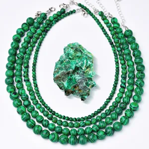 Vista dettagliata della collana di perle di malachite, gioiello in pietra preziosa verde.