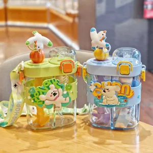 Niedliche Kunststoff-Trinkwasserflasche mit Doppelkammer, Riemen und Strohhalm für Schüler.