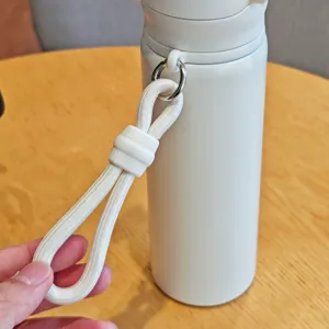 Tragbare Edelstahl Vakuum isolierte Wasserflasche mit weißem geflochtenem Tragegurt Detail