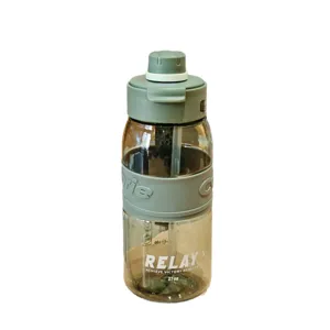 Gruene Kunststoff-Wasserflasche mit Strohhalm und Silikonhuelle, ideal fuer Outdoorsport und Alltag.