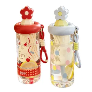 Niedliche Glasflasche mit Strohhalm und Blumendeckel, tragbarer Riemen, große Kapazität für Damen