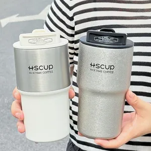 Tasse à café isolée en acier inoxydable portable avec double design de boisson pour l'extérieur.