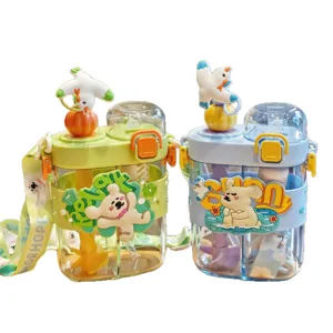 Cartoon Doppeltrink-Wasserflasche mit Gurt und Strohhalm, niedlicher Plastikbecher für Kinder.