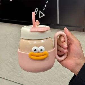 Vista dettagliata tazza thermos bocca di salsiccia, bottiglia manico con custodia silicone.