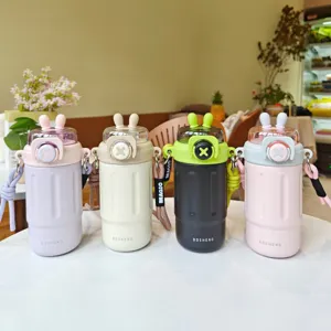Gedetailleerd overzicht van de schattige konijnenoor waterfles, draagbaar cross-body design.