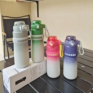 Botella de agua aislada al vacío deportiva degradada con pajita y funda de silicona 650ml.