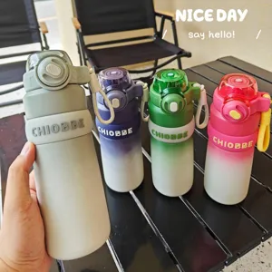 Botella de agua degradada con pajita, botella deportiva para ciclismo y fitness al aire libre.