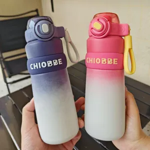 Botella de agua aislada al vacío de acero inoxidable degradado con pajita para el deporte.