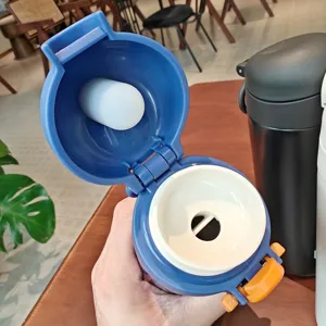 Tragbare Edelstahl Vakuum isolierte Wasserflasche mit Aufspringdeckel und Auslaufsperre.