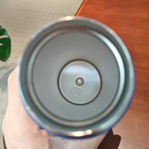 Edelstahl Vakuum Thermobecher Innendetail mit Anzeige von hochwertigem 304 Stahlmaterial.