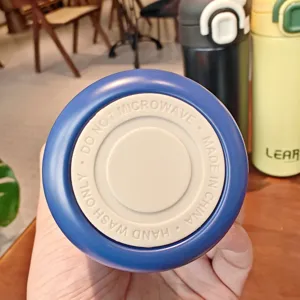 Edelstahl Vakuum isolierte Trinkflasche Unterseite Detailansicht tragbarer Thermobecher