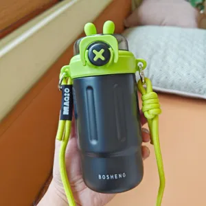 Gedetailleerd overzicht van de schattige konijnenoor kinderwaterfles met draagriem.