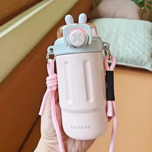 Leuke roze geïsoleerde waterfles met konijnenoren, draagbare crossbody kinderrietjesbeker.