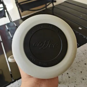 Vista detallada del fondo de la taza aislada que muestra instrucciones de cuidado claras.