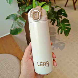 Tragbare Edelstahl Vakuum isolierte Wasserflasche mit Deckel im Detail gezeigt.