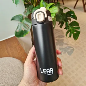 Tragbare Edelstahl Vakuum isolierte Wasserflasche mit Deckel fur den taglichen Gebrauch.