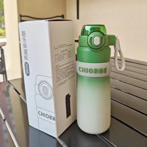 Botella de agua aislada de acero inoxidable degradado con paja para deportes.